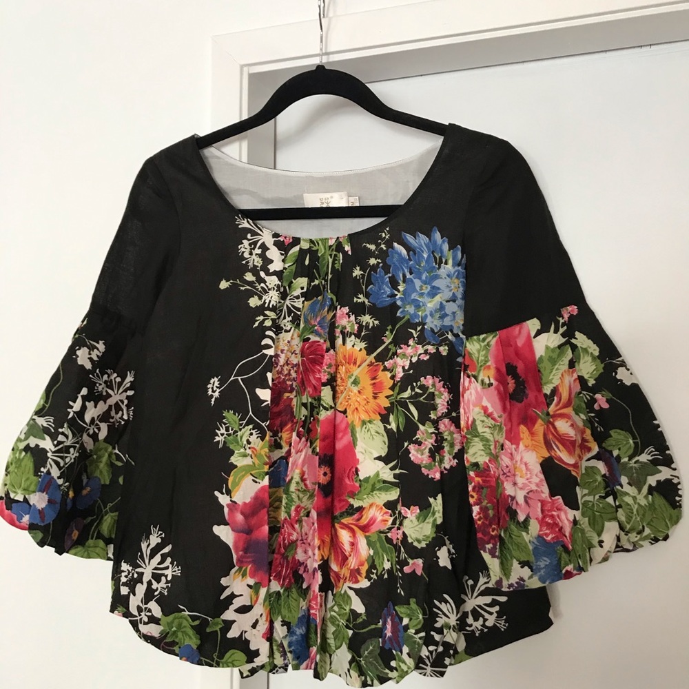 COLORLAND Botanical floral top size Medium but fits very Small